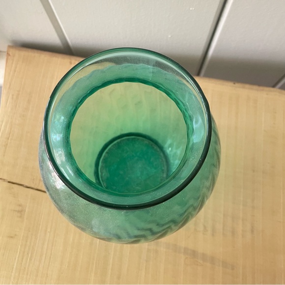 $20 SALE Green Swirled Glass Vase Accent 6” Tall Vintage Centerpiece Classic - Picture 2 of 4